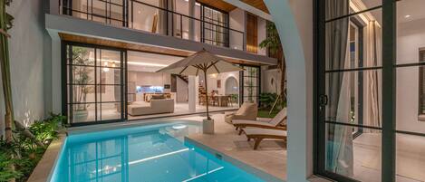 Una piscina al aire libre