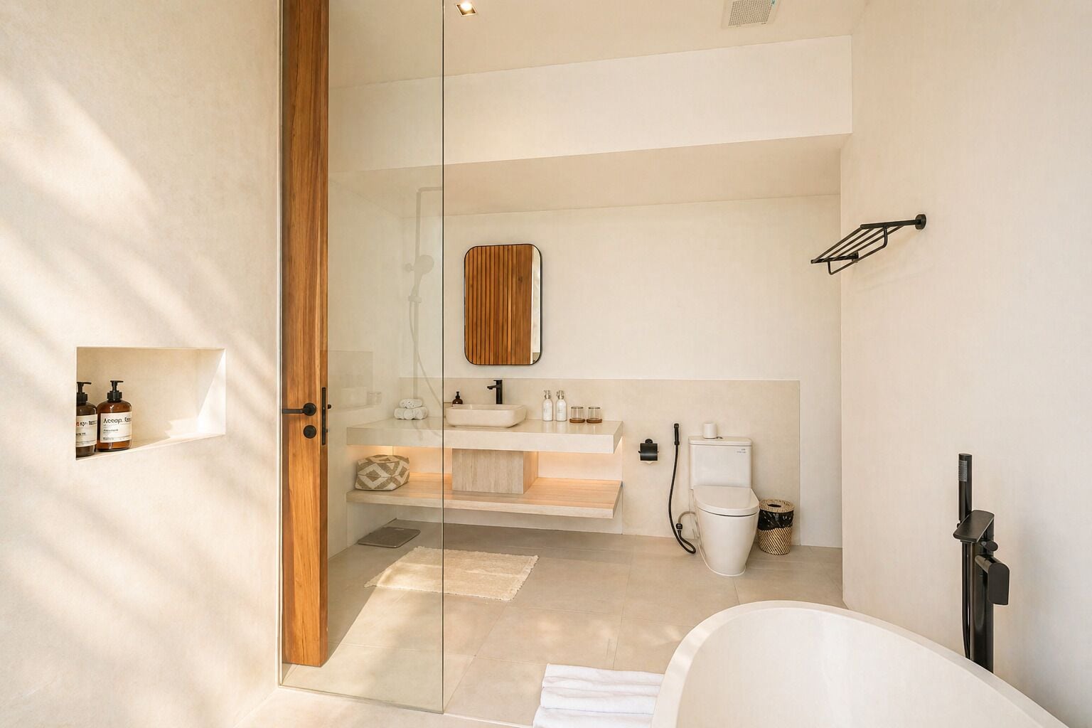 Villa superior, balcón, vistas al jardín | Baño | Zapatillas, toallas, jabón y champú