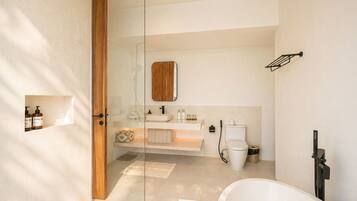 Superior villa, balkon, uitzicht op tuin | Badkamer | Pantoffels, handdoeken, zeep, shampoo