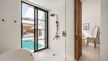 Superior-Villa, Balkon, Gartenblick | Badezimmer | Hausschuhe, Handtücher, Seife, Shampoo