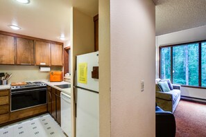 Condo, 2 Bedrooms, Smoking, Fireplace | Bahagian dalam