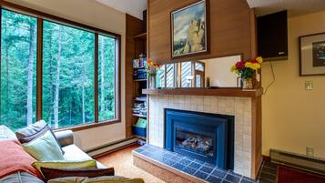 Condo, 2 Bedrooms, Smoking, Balcony | Living room