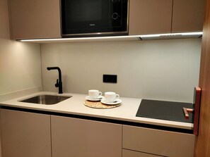 Refrigerador, microondas, placa de cocina, utensilios de cocina