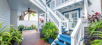 Underwater Cabana at Custom House Inn | Right In The Heart, On Duval!