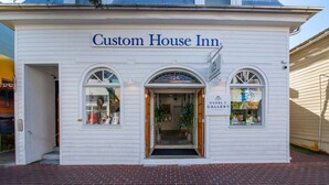 A white building with the sign "Custom House Inn" and a visible entrance. - Citrus Queen at Custom House Inn | Ideal Location (Key Wets)