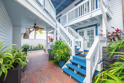 Birds of a Feather at Custom House Inn | Perfect Spot On Duval!