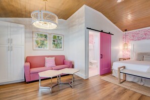 8 bedrooms, WiFi - Custom House Inn | 8 BR Suite Compound on Duval! (Key West)