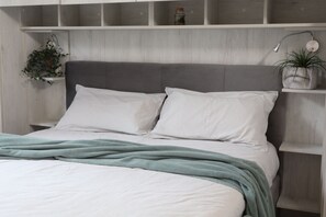 2 bedrooms, desk, iron/ironing board, WiFi