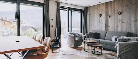 Luxury-Apartment, Bergblick | Wohnbereich | Flachbildfernseher