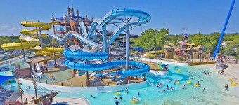 4 2 wow 180 Lake Views hot tub Pickleball Tennis POA Court EV Charger Wheelchair Ramp POA Pool