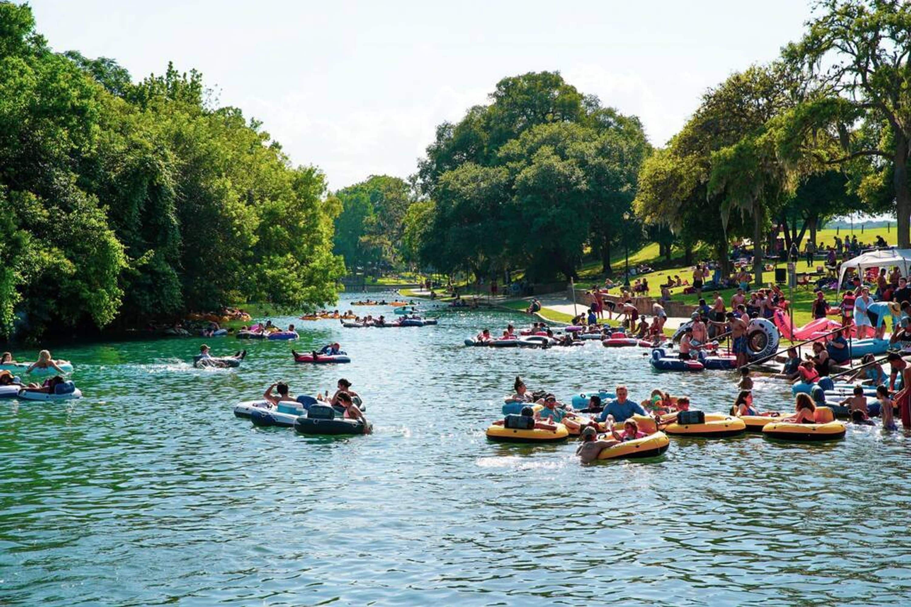 Ein Fluss, auf dem Menschen mit aufblasbaren Rafts fahren.