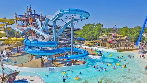 Un parque acuático con múltiples toboganes y piscinas.