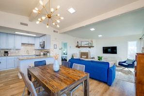 4 bedrooms, Internet - 4 3 two King Beds Perfect Sunset Lake Views Pickleball Fire pit Lvl2 EV POA Pool (Canyon Lake)