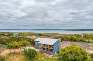 6 habitaciones, escritorio y acceso a internet