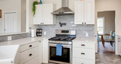 5 King 3 5b Firepit Nearby Pickleball Opens Feb 25 Lvl2 EV Charger Pool w Lake Views