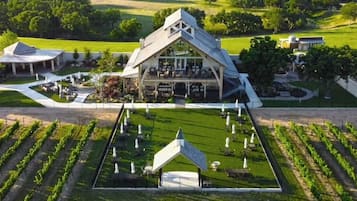 3 bedrooms, desk, Internet