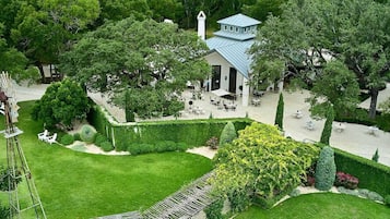 3 bedrooms, desk, Internet