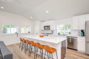 House | 3 bedrooms, desk, Internet - Modern 3 2 two Kings hot tub Fire pit 16min to Wine Trail Nearby Pickleball Courts Pools (Blanco)