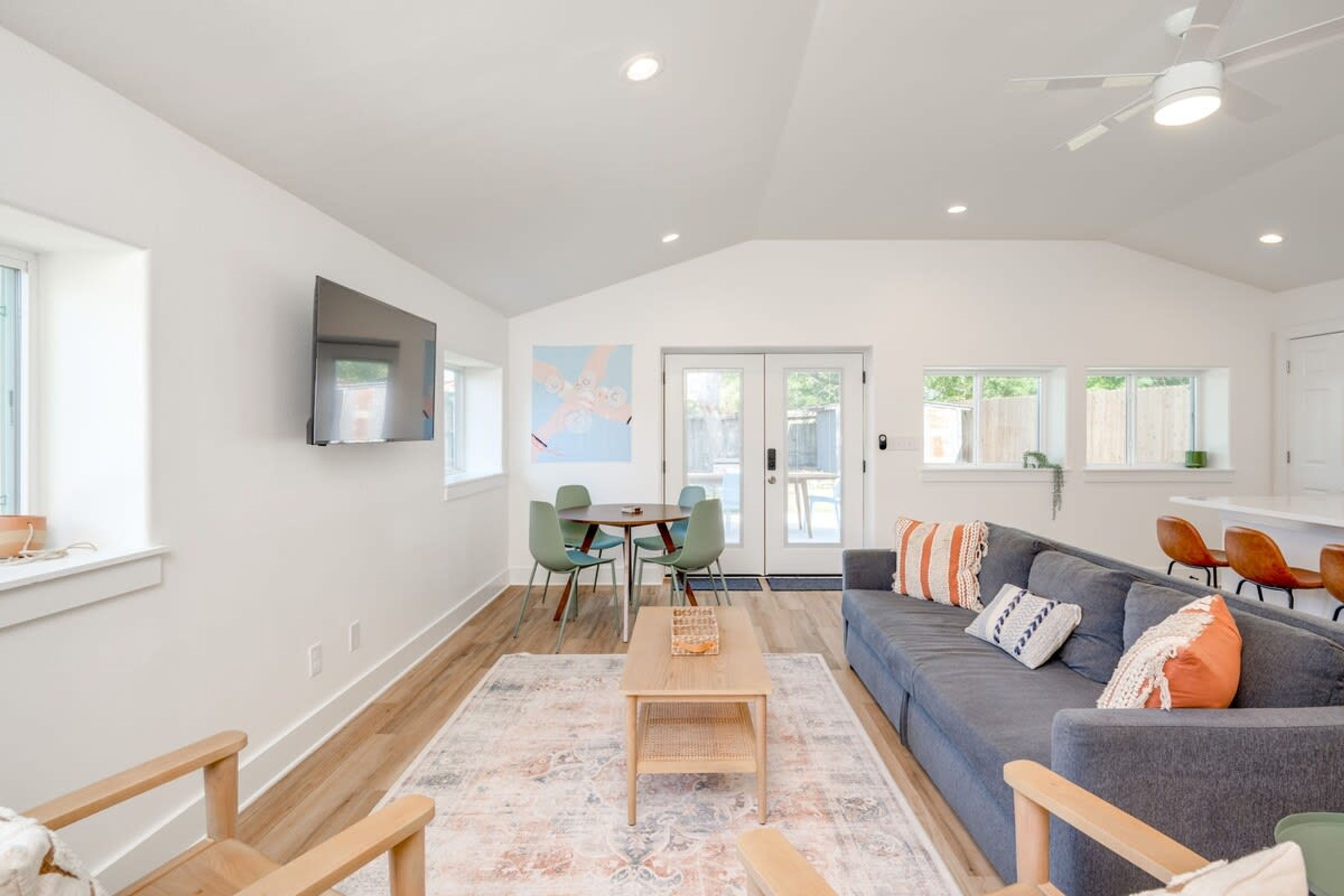 3 bedrooms, desk, Internet