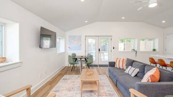 3 bedrooms, desk, Internet