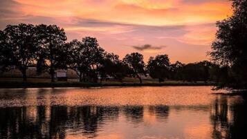 3 bedrooms, desk, Internet