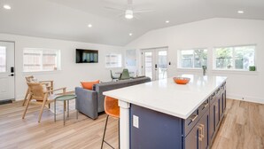 A spacious living area with a kitchen island, a grey sofa, and a dining table with chairs. - 8b 4b Nearby Pool Blanco Wine Trail Town sq (Blanco)
