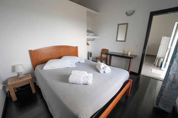 1 bedroom, WiFi, bed sheets - Sea House (Fajã Grande)