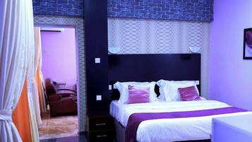 Habitación familiar, balcón, vistas a la ciudad | Escritorio, espacio para trabajar con un portátil, wifi gratis