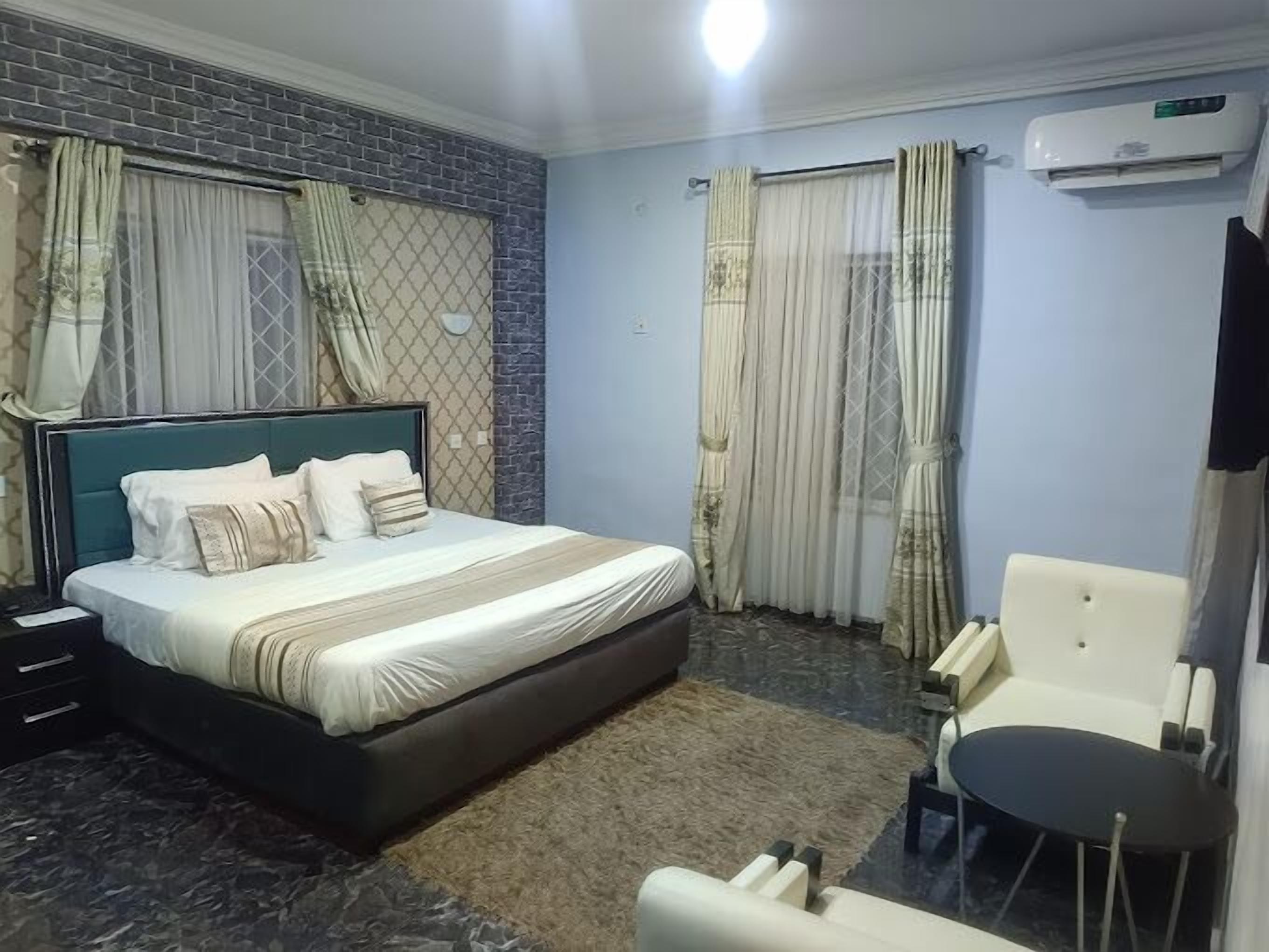 Familjerum - balkong - utsikt mot staden | Skrivbord, arbetsyta för laptop och gratis wi-fi