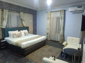 Familiekamer, balkon, uitzicht op de stad | Een bureau, een laptopwerkplek, gratis wifi