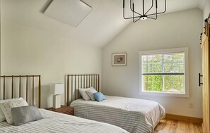 3 bedrooms, desk, WiFi, bed sheets