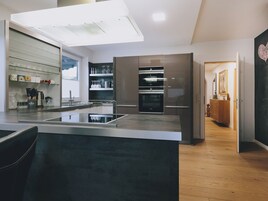 Chalé superior, vista para a montanha | Cozinha privada | Chaleira elétrica, torradeira, cadeirão de bebê