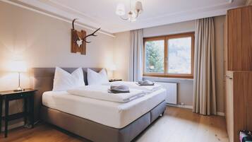 Superior Chalet, Mountain View | 3 bedrooms, blackout drapes, soundproofing, iron/ironing board