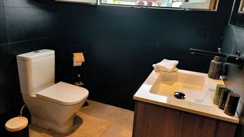 Dusche, HandtĂŒcher, Shampoo, Toilettenpapier