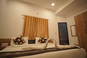 Habitación Deluxe doble, vistas a la ciudad | Sistema de insonorización y wifi gratis