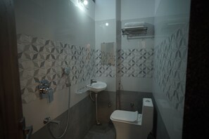 Habitación Deluxe doble, vistas a la ciudad | Baño | Artículos de higiene personal gratuitos, toallas, jabón y champú