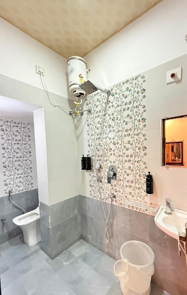 Un baño con ducha, inodoro y lavamanos.