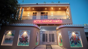 A hotel entrance with a sign reading "HOTEL HARIDAS HAVELI". - Hotel Haridas Haveli Udaipur (Udaipur)