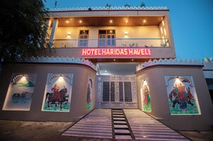 Entrada de un hotel con un cartel que dice 'HOTEL HARIDAS HAVELI'.