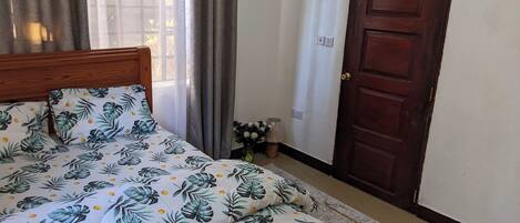 2 室のベッドルーム、アイロン / アイロン台、WiFi、ベッドシーツ