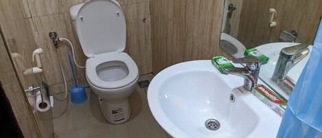 Serviettes fournies, savon, papier toilette