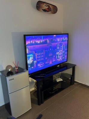 Apartemen Standar | Area keluarga | Smart TV, Netflix, film tayangan perdana, dan layanan streaming