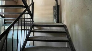 Una escala amb barana metàl·lica que condueix a un badiu.