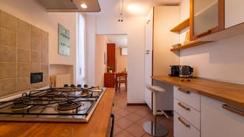 Apartemen Deluks, balkon, pemandangan danau | Dapur pribadi | Mesin espresso, mesin pembuat kopi/teh, dan kursi makan untuk bayi