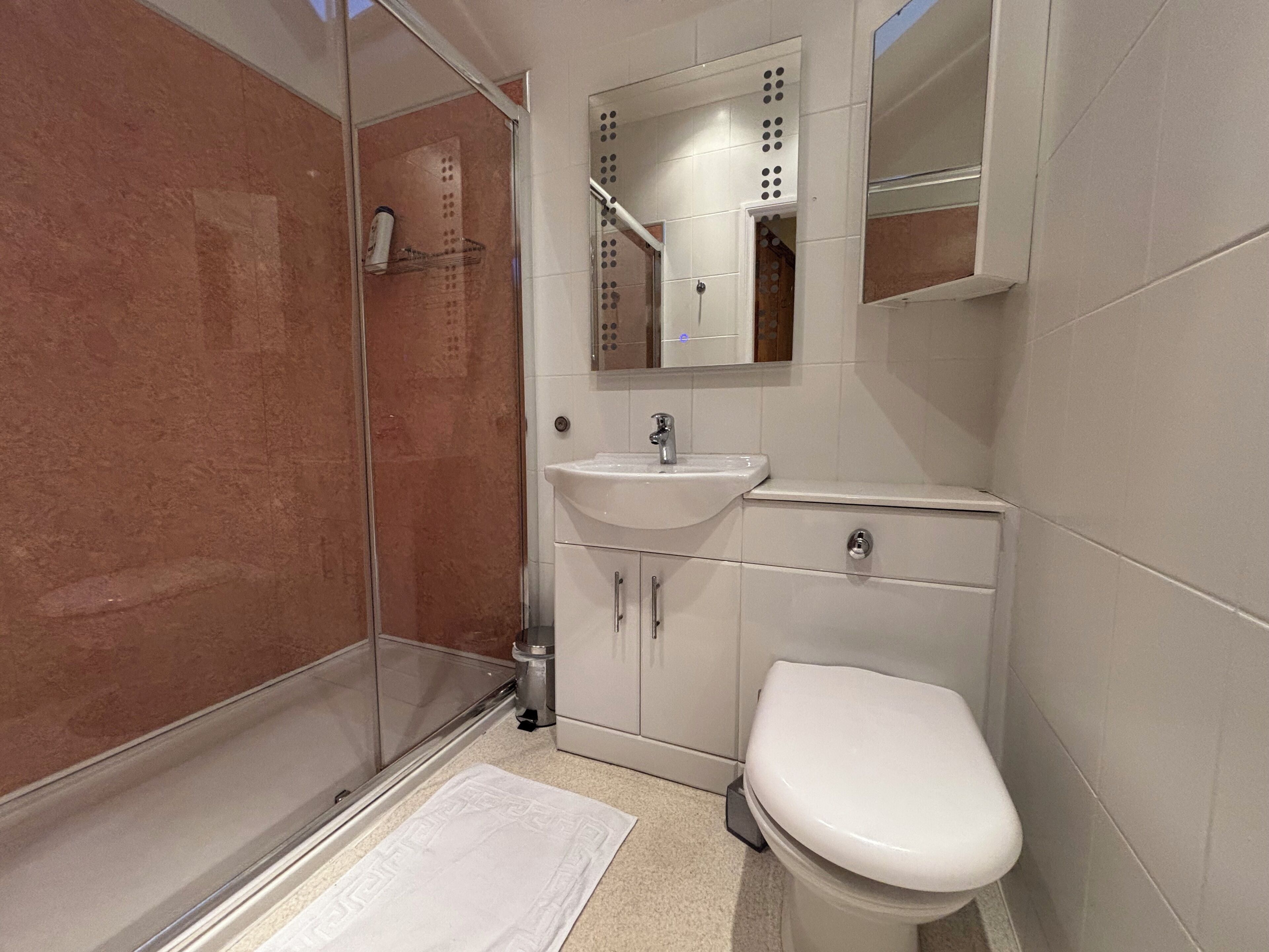 Standard Double Room, Non Smoking | Bathroom | Shower, free toiletries, hair dryer, towels