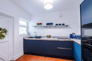 Kjøleskap, ovn, kokeplater og oppvaskmaskin