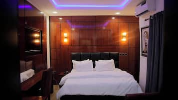 Deluxe-Zimmer, Balkon, Stadtblick | Schreibtisch, laptopgeeigneter Arbeitsplatz, kostenloses WLAN