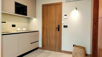 Een koelkast, een microgolfoven, een kookplaat