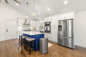 Fridge, microwave, oven, stovetop - Luxury 6Beds/3BA Home! Spacious Living & Game Room! Outdoor Patio (Lawrenceville)