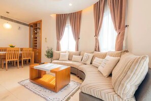 Leilighet – deluxe, 3 soverom, byutsikt | Memory foam-senger, skrivebord og skrivebord for bærbar PC